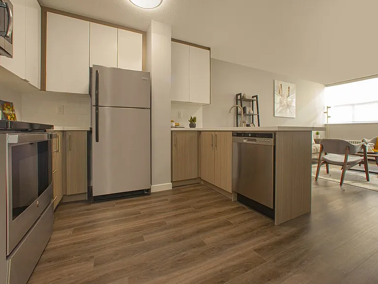 2575 Danforth Ave — Photo 43