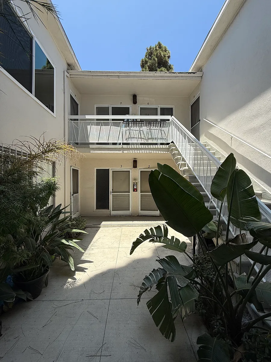 Building Photo - 11111 Venice Blvd #7