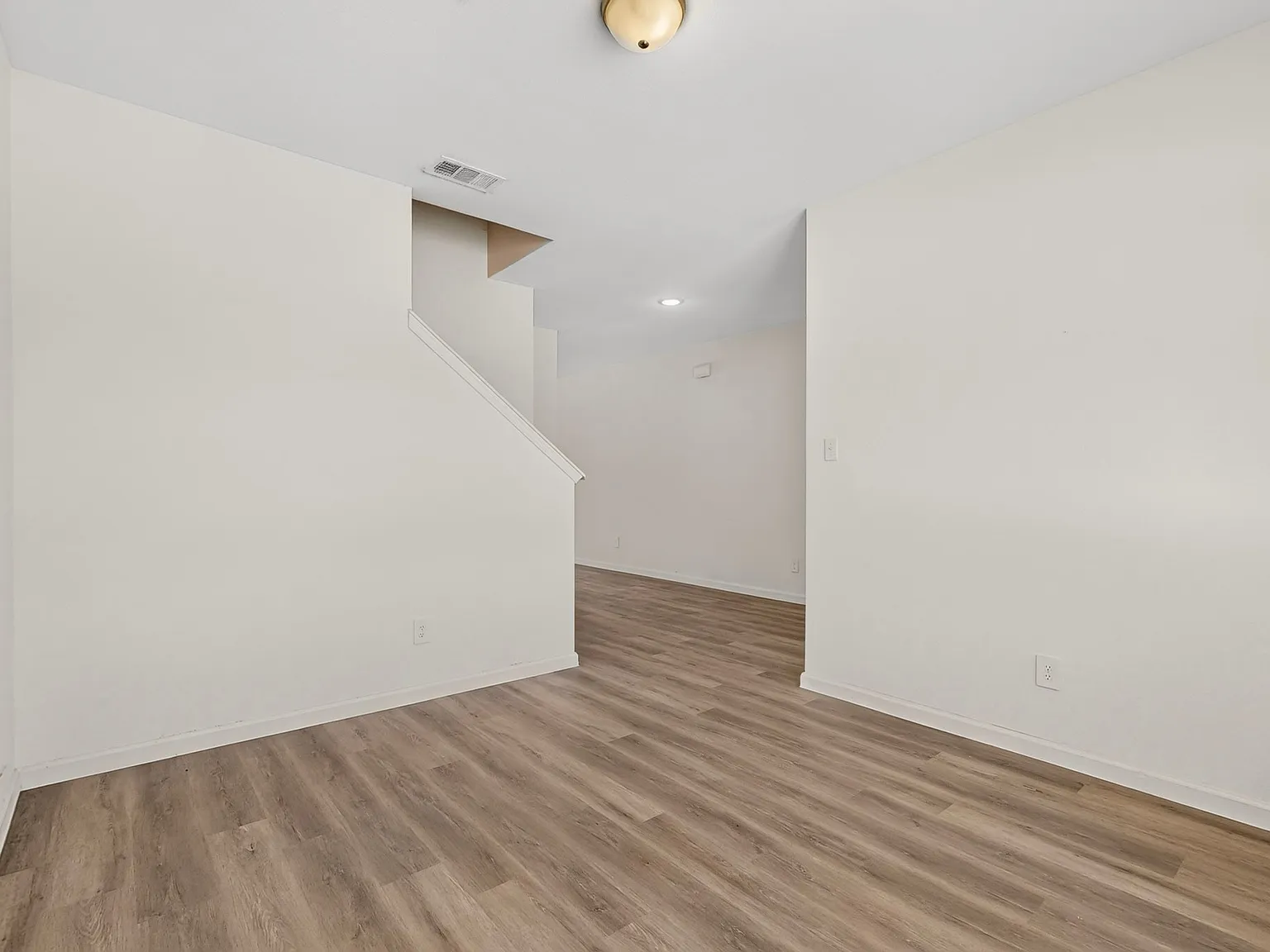5 bed, 2772 sqft, $2,350 — Photo 4