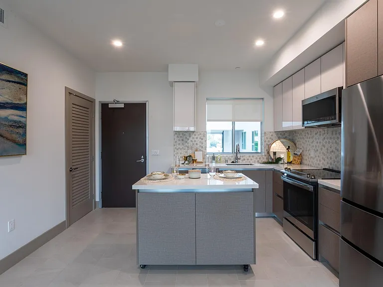 Kingsley Park Apartments — Photo 10