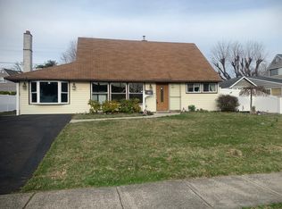 124 Twin Oak Dr, Levittown, PA 19056