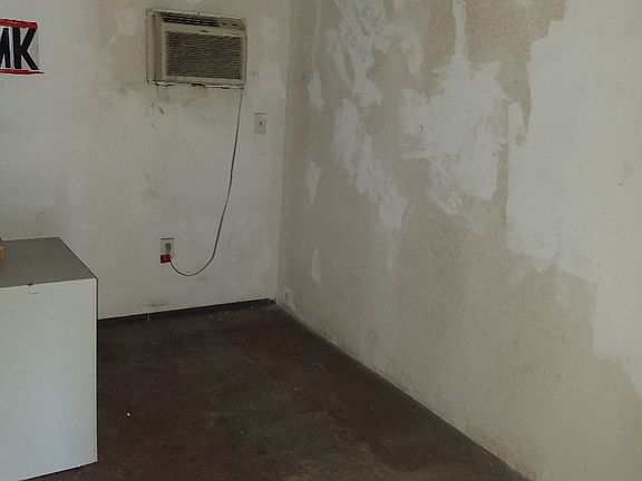 3rd image of 2819 E Houston St