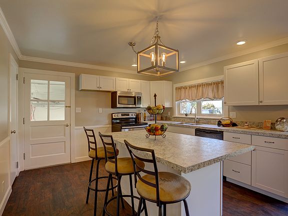 5th image of 464 Donegal Springs Rd
