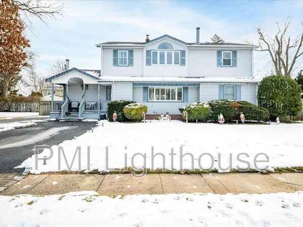 654 Bermuda Rd, West Babylon, NY 11704