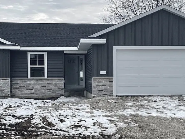 104 5th Avenue Ct, Coggon, IA 52218