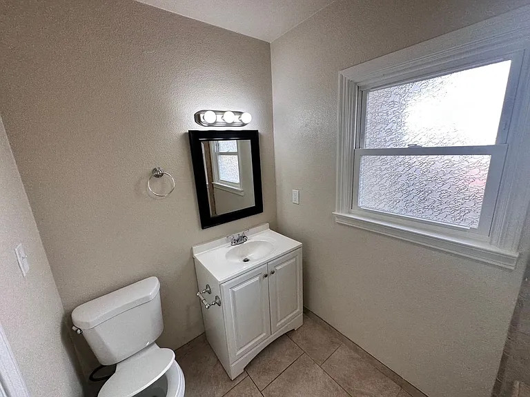 4735 N Thorne Ave — Photo 20
