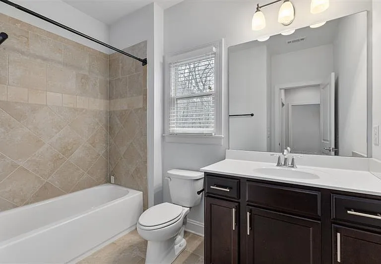 926 Canterbury Ln NE — Photo 23