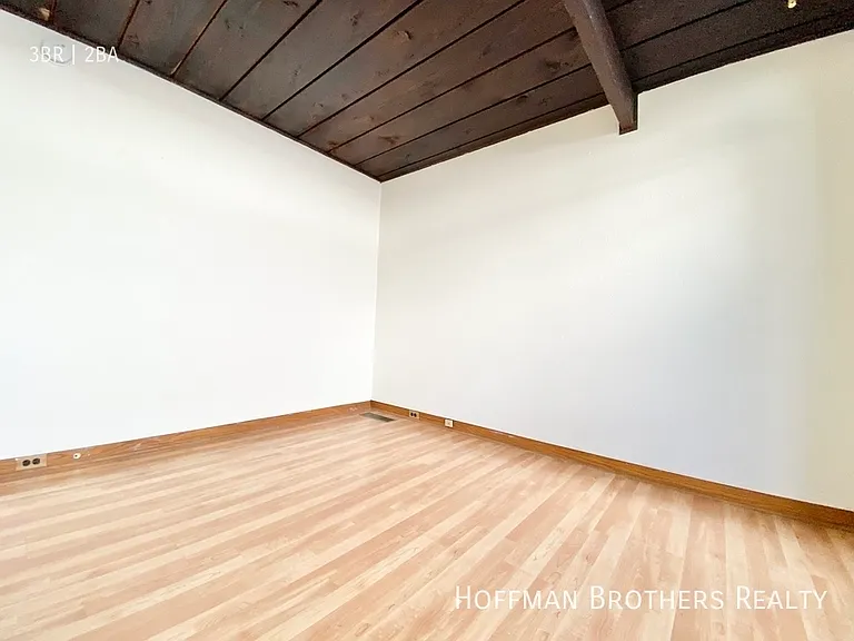 2342 Silver Ridge Ave #1 — Photo 15