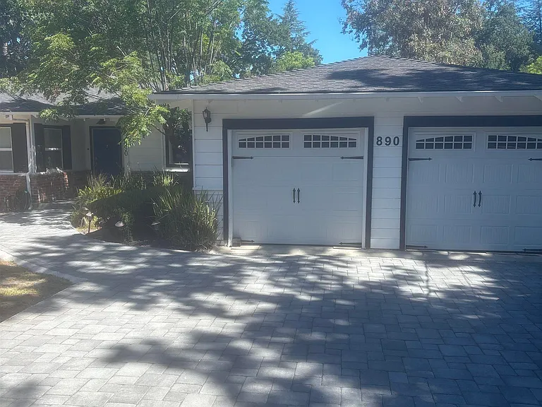 890 Hawthorne Dr — Photo 1