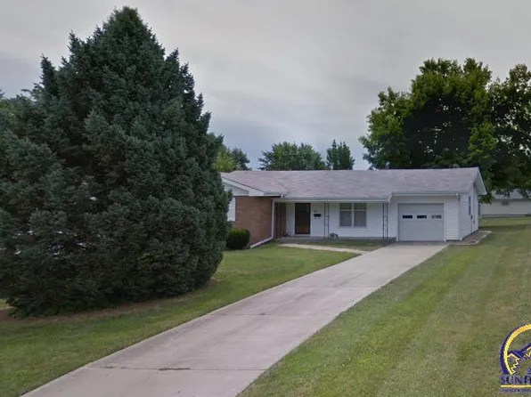 407 Navajo Ave, Hiawatha, KS 66434