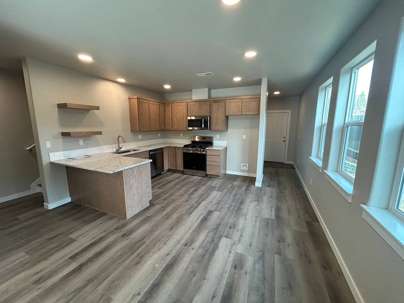 3 bed, 2.5 bath, 1570 sqft, $2,350 — Photo 3