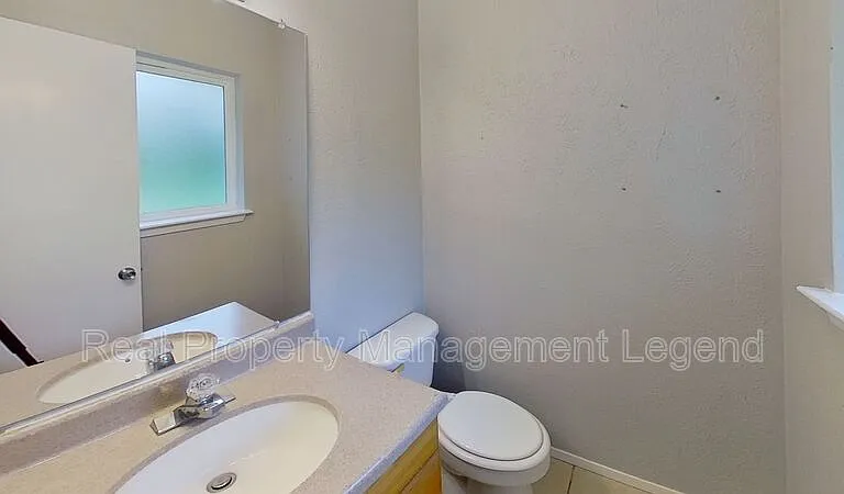 717 E Martin Ln — Photo 11