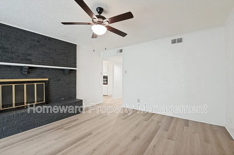2 bed, 1.5 bath, 1230 sqft, $1,695 — Photo 2