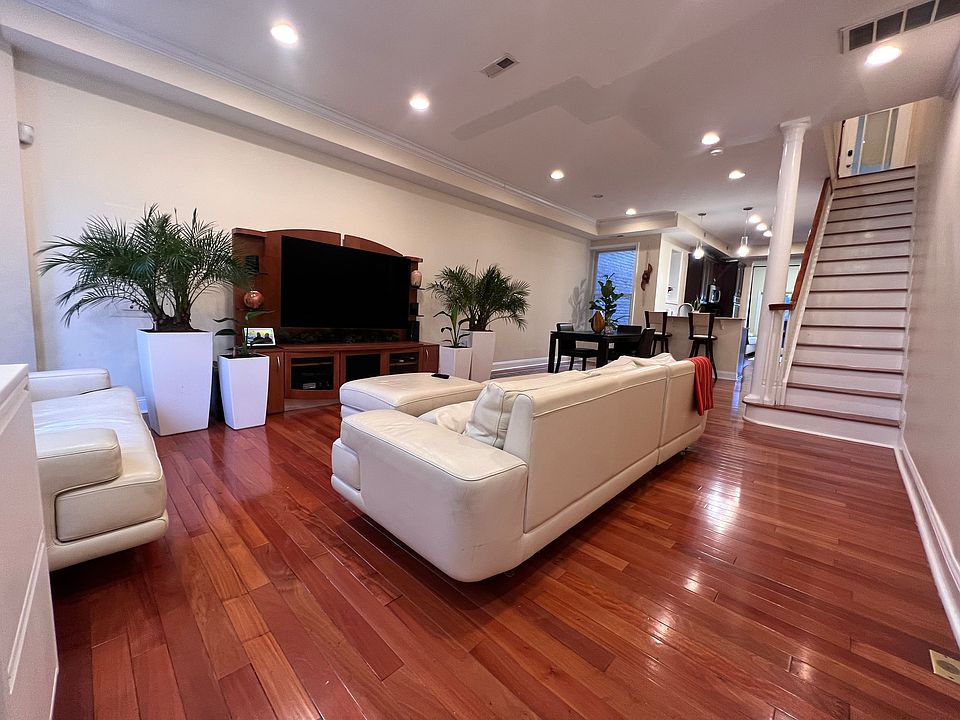 Executive Suite: Features exotic Brazilian Tiete Rosewood floors & Italian leather. Optimized for luxury with a Bose sound system, LG TV, and integrated recessed lighting. Live greenery and high ceilings create a bright, sophisticated atmosphere.