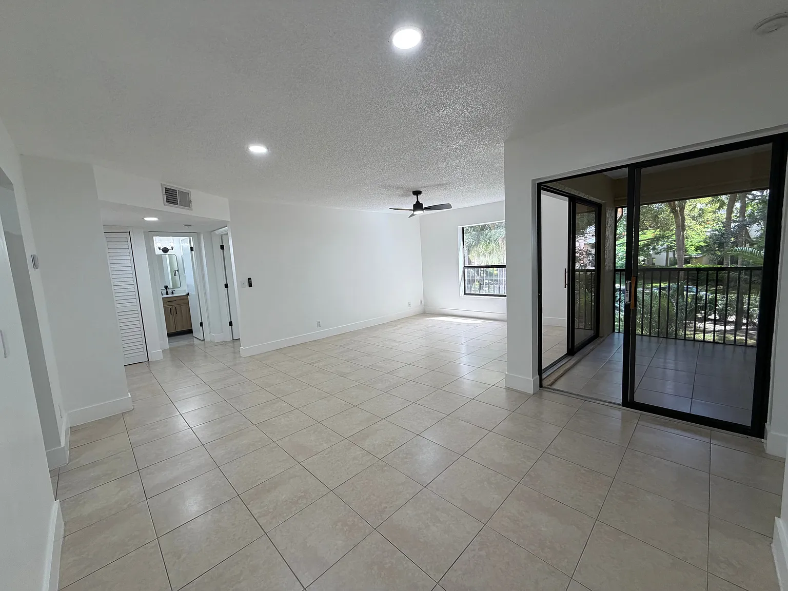 2 bed, 982 sqft, $2,400 — Photo 2