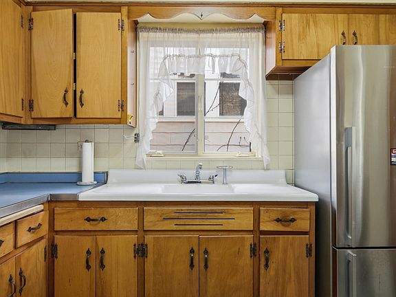 5th image of 3518 Rosemear Ave