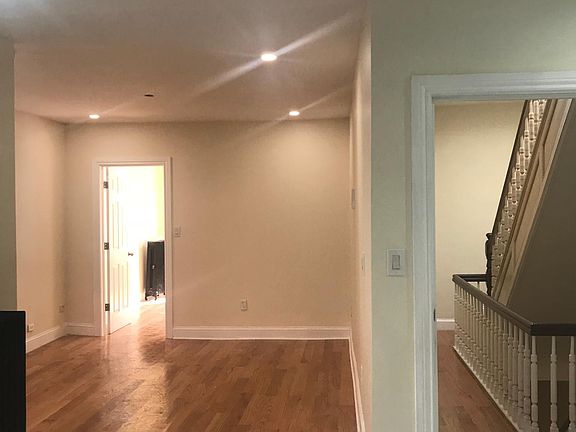 4th image of 1071 Teller Ave