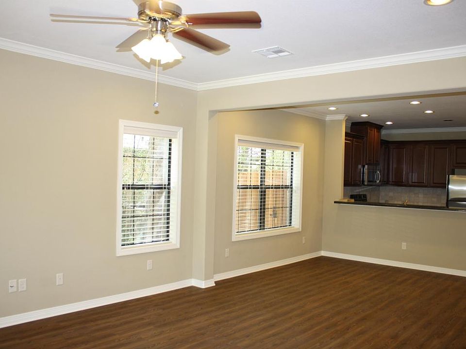 1st image of 106 Moss St #106