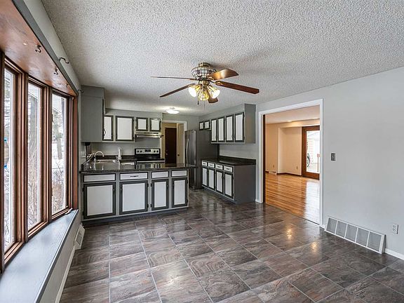 3rd image of 2710 Rainbow Dr