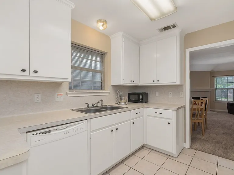 821 Avenue A — Photo 12