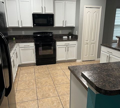 3rd image of 3209 Queen Alexandria Dr