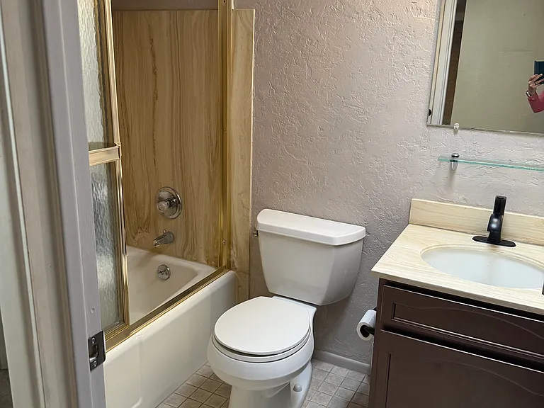 Full main bath has been updated and freshly painted.