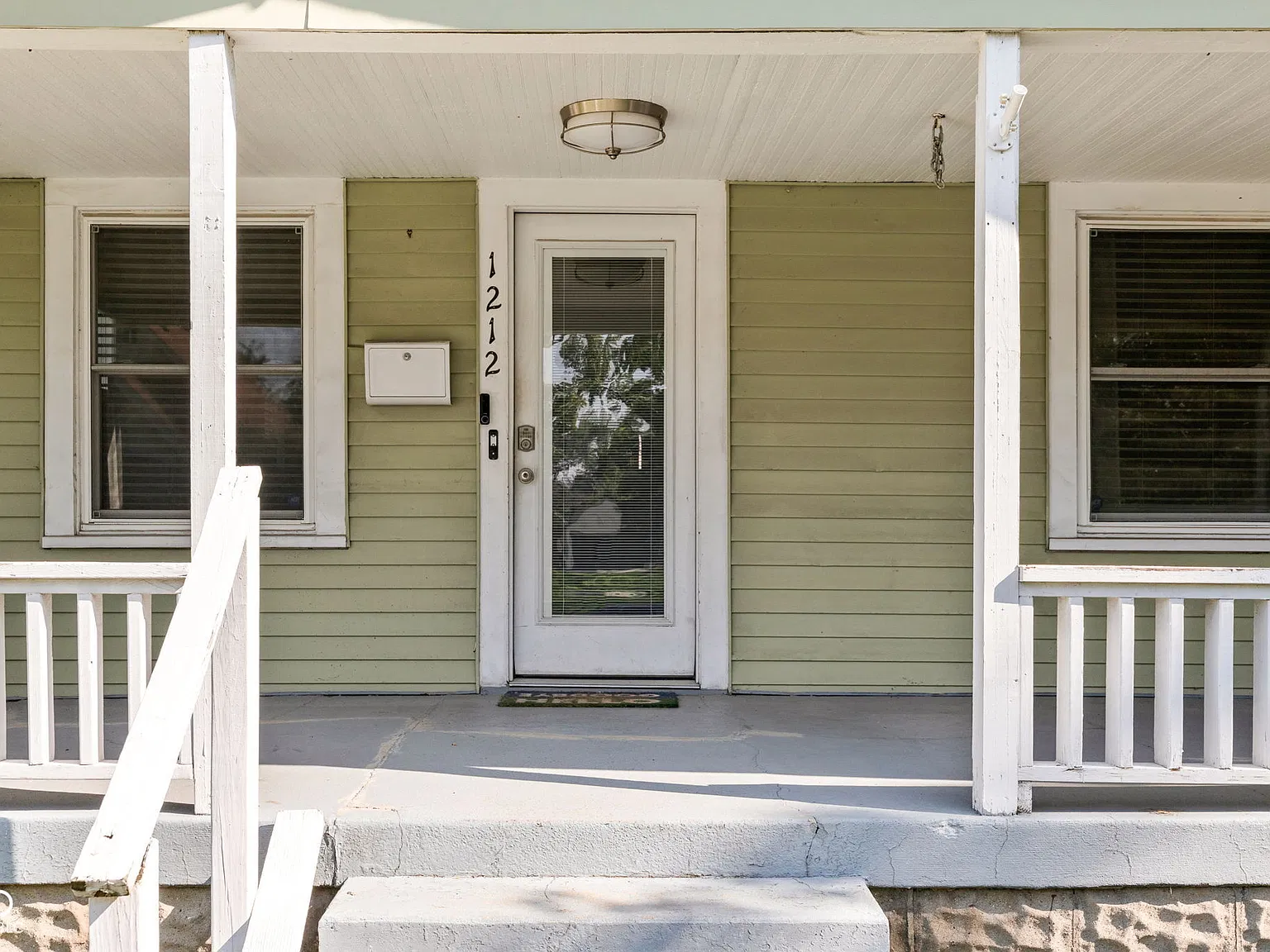 2 bed, 1.0 bath, 864 sqft, $1,300 — Photo 3