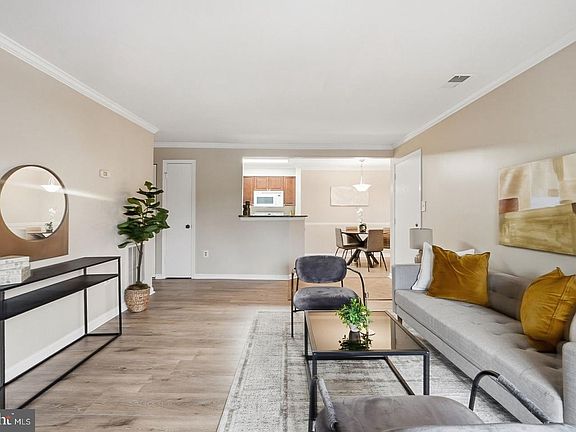 5th image of 6917 Victoria Dr Unit E