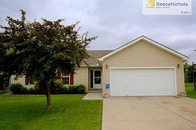 Beautiful newer vinyl siding and manicured lawn!