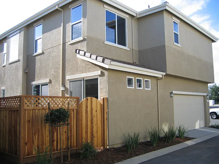 401 Toyon Ln — Photo 2
