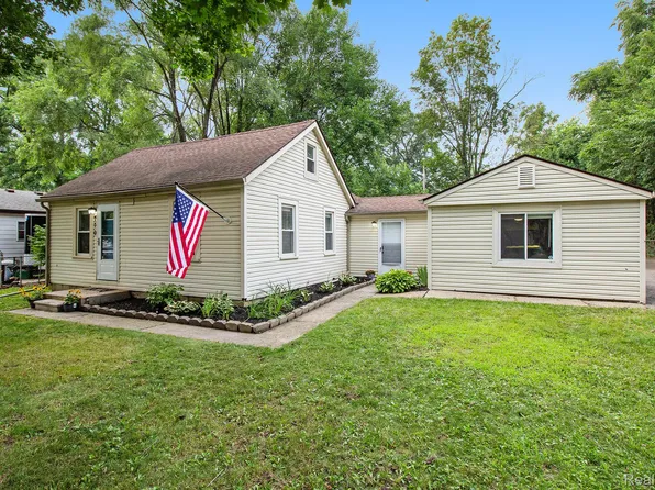 770 Brushwood Dr, Walled Lake, MI 48390