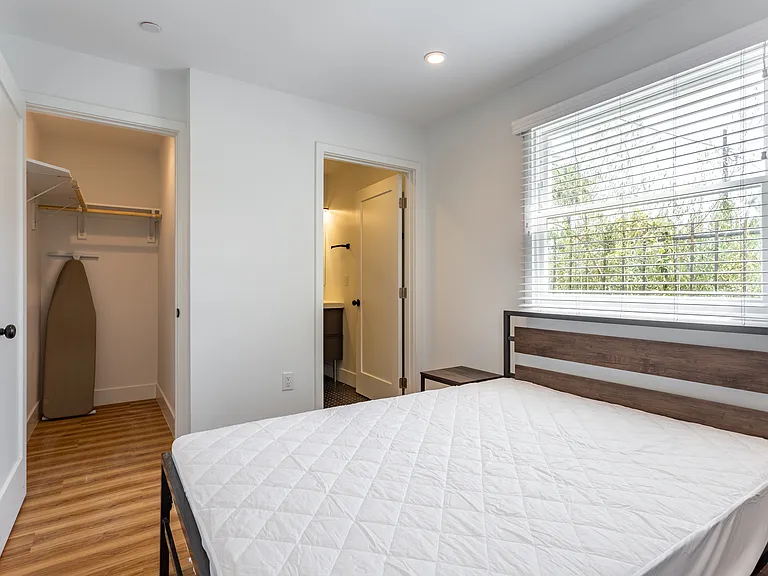 1325 W 24th St — Photo 23
