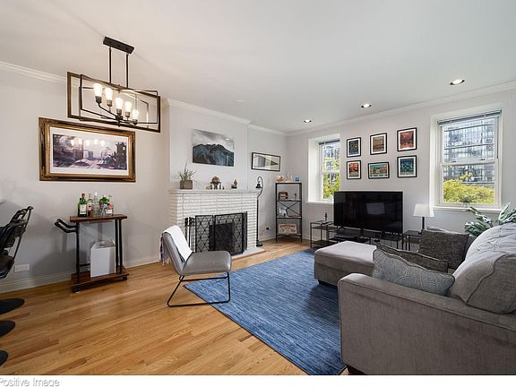 3rd image of 921 N La Salle Dr APT 15