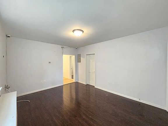 3rd image of 431 Cromwell Ave #3