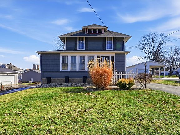 3rd image of 209 Pleasant St