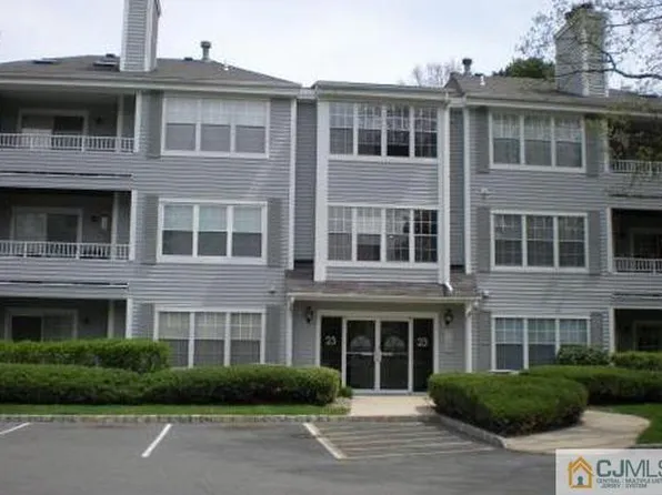 2308 Candlelight Ct, Helmetta, NJ 08828