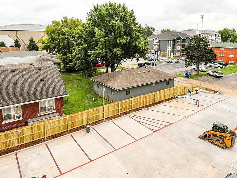 600 E Harrison St — Photo 40