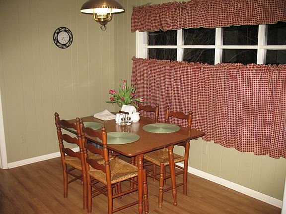 Eat-in kitchen