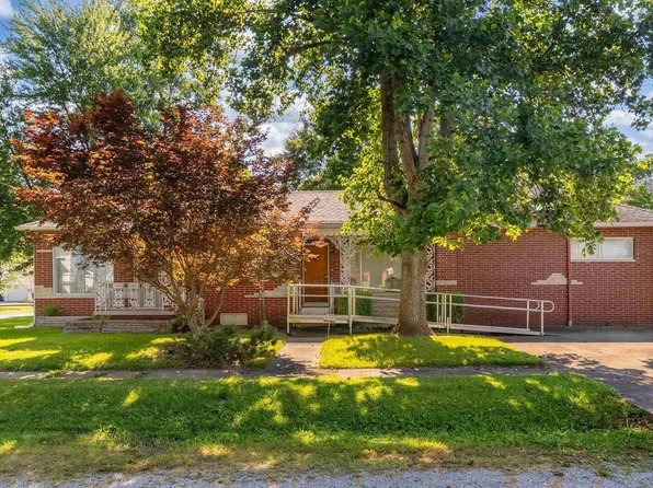 613 S Locust St, West Frankfort, IL 62896