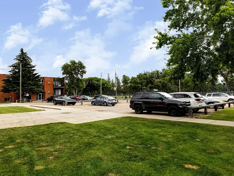 510 Robert St E — Photo 34