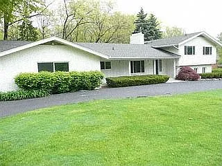 4811 Malibu Dr photo 1
