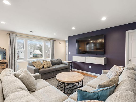 3rd image of 2 Taylor Road