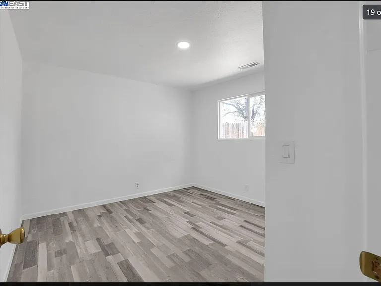 1146 Lewis Ave — Photo 16