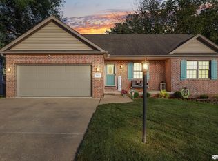 5912 W Ridgecrest Cir, Peoria, IL 61615