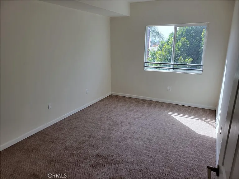 9126 Langdon Ave #303 — Photo 6
