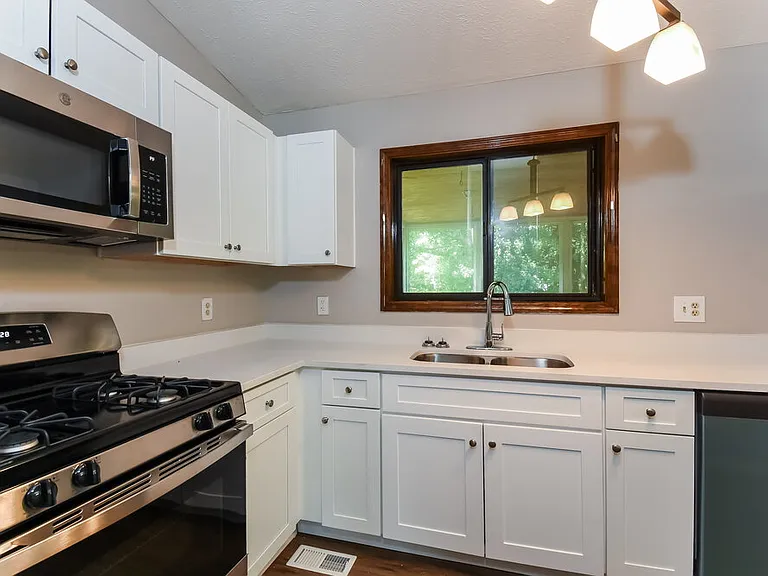1012 Hicksmil Dr SW — Photo 10