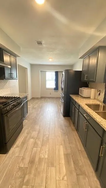 3 bed, 1.5 bath, 1322 sqft, $2,000 — Photo 2