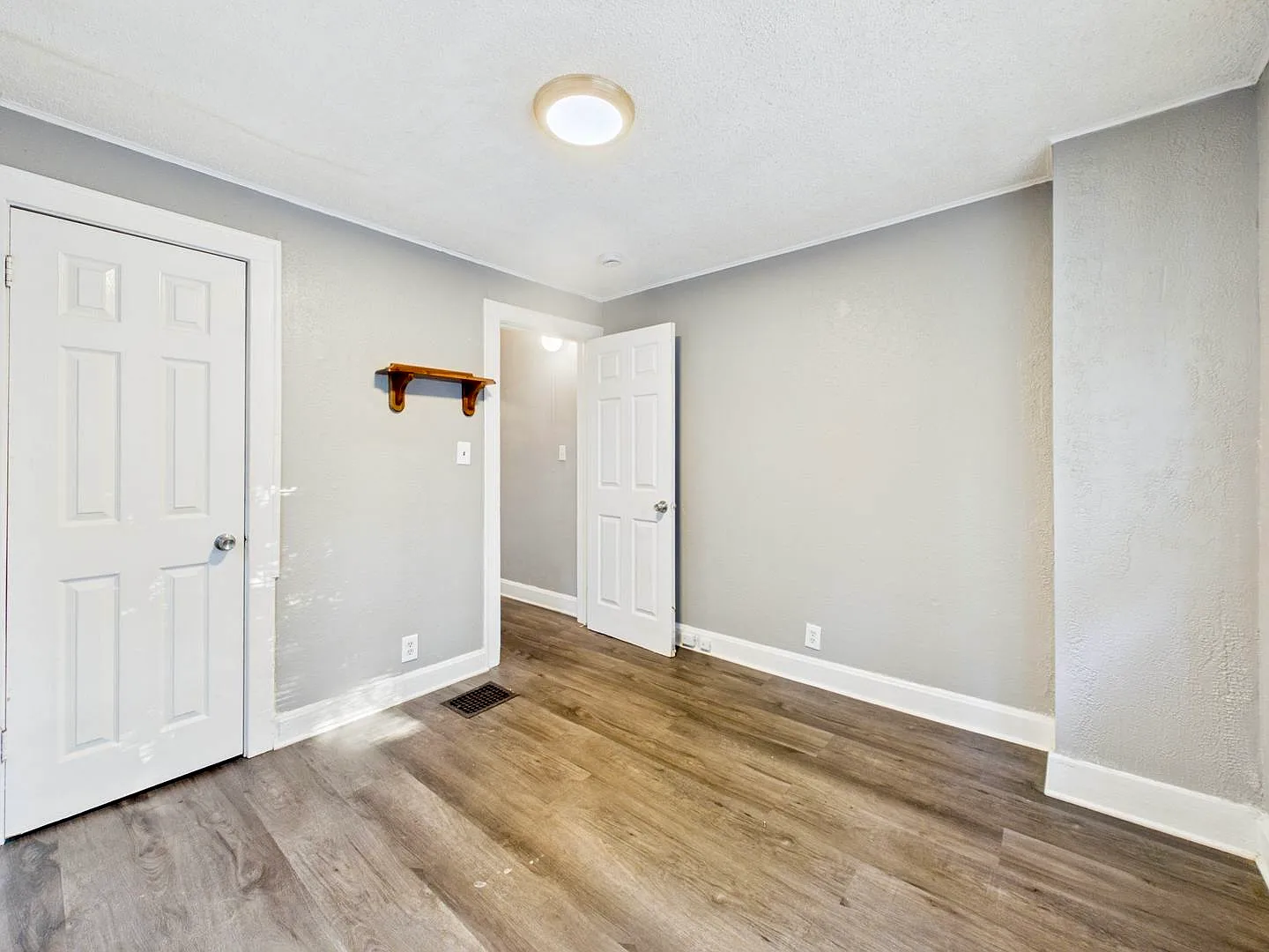 3 bed, 1062 sqft, $1,300 — Photo 4