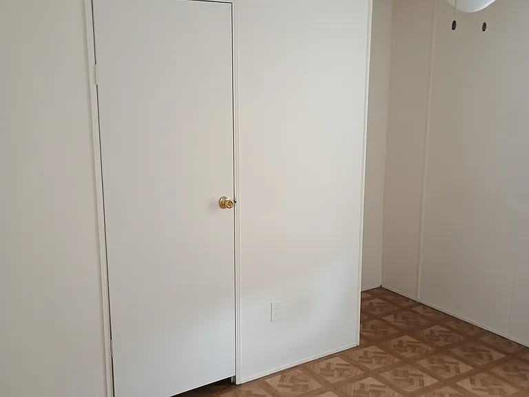 124 SE Laurence Ct — Photo 6