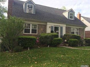 184 Aster Dr, New Hyde Park, NY 11040